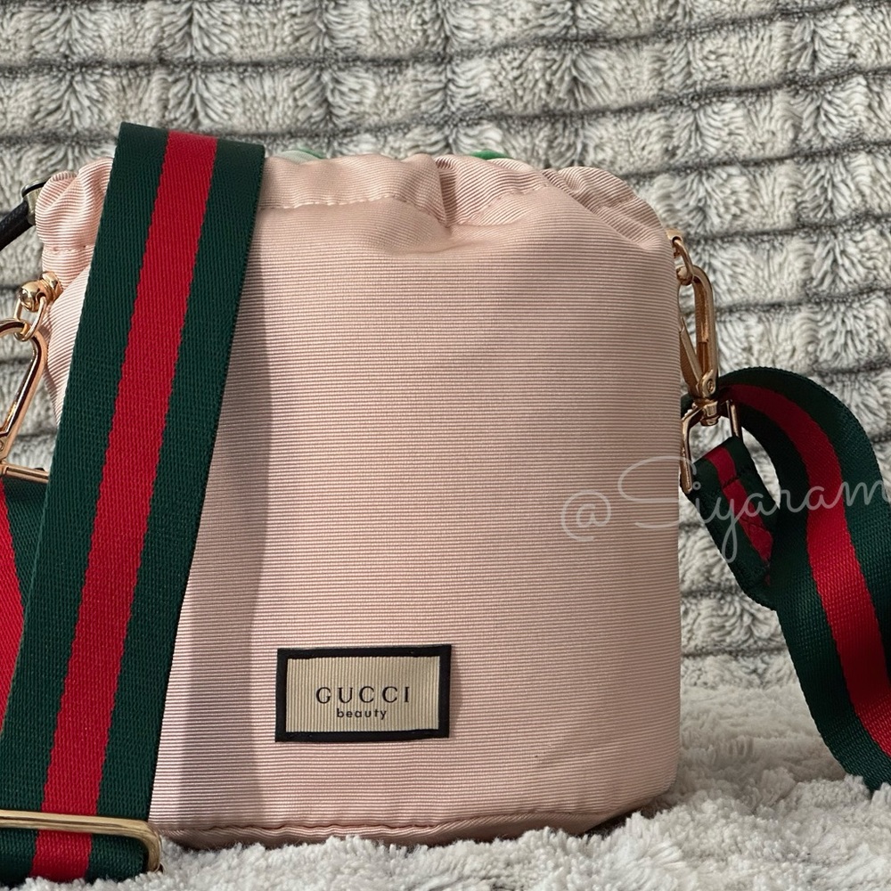 New Gucci drawstring closure bucket / cosmetic / Toiletry bag - Picture 2 of 7